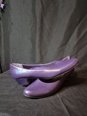 easy street Purple Low Wedge Pumps